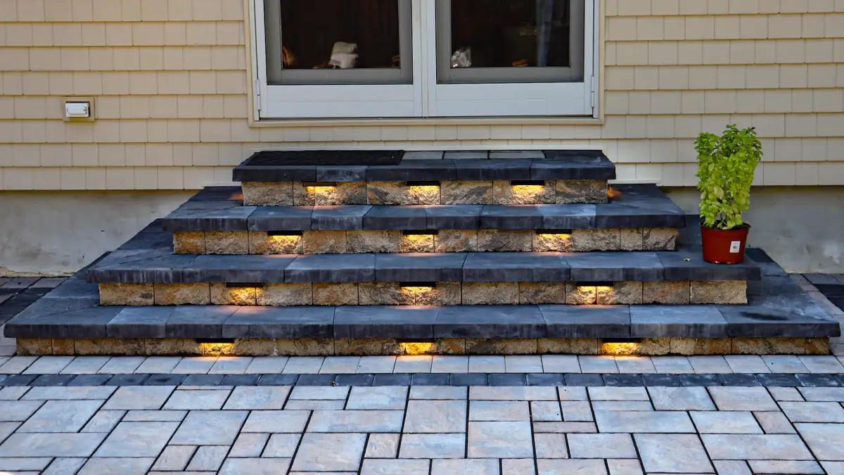 Retaining wall with integrated planting bed